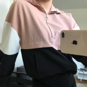 Hoodie - Hoodie från ZARA i tunt material. Jättesnygg och skön!!😍 storlek XS