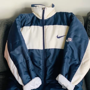 NIKE REVERSIBLE VINTAGE JACKA  - En snygg vändbar nike vintage jacka. Uppskattar storlek till stor large - XL. Då många är intresserade så är det budgivning 🙃🙃  skriv bud i kommentarer. Budgivning avslutas 21/5 kl 16:00 (eller 5 minuter efter sista bud) just nu: 550kr
