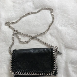 Pricilla från tiamo Väska  - Liten väska som man även går att ha som plånbok. Köptes för 450kr och säljes för 99kr+frakt 66kr 