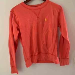 Orange Ralph lauren tröja som inte kommer till användning, färgen är rätt stark. Den har bara legat i garderoben och är därför så skrynklig.. fixar det om den blir såld🤍 