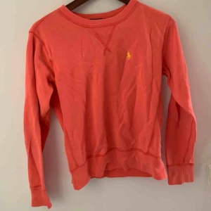  - Orange Ralph lauren tröja som inte kommer till användning, färgen är rätt stark. Den har bara legat i garderoben och är därför så skrynklig.. fixar det om den blir såld🤍 