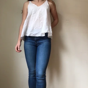 Sommarlinne!  - Sommarlinne i tunnt vitt tyg med broderier kring halsen. Aldrig använt och i jättebra skick! Frakt ingår! 