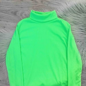  - Supersnygg och oanvänd tröja från Missguided, svårt att fånga färgen på bild men den ser ut som på andra bilden. Frakt ingår i priset 💚