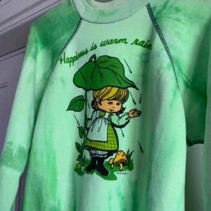  - Jätte gullig vintage sweatshirt köpt på Beyond retro för 400kr, säljer då den sällan kommer till användning 😔🦋