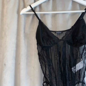  - Snygg spetsig body i storlek M men skulle definitivt säga att en S eller XS kan ha denna! 