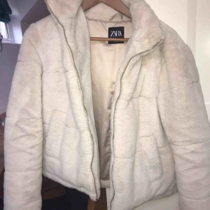  - Snygg creme färgad (fejk) päls jacka från Zara. Använd några gånger men är i jätte bra skick. Pris kan diskuteras. Jackan är i storlek M men passar även S.