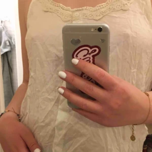  - Vitt linne med fina detaljer. Kan behöva en strykning men annars gott skick! Använt ett ytterst fåtal gånger. Möts i innerstan/köparen står för frakt. 🤍 står ”Ü” på lappen men tror jag köpte på Kappahl.