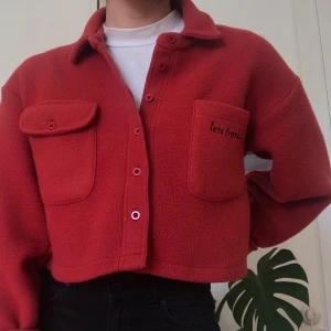 croppad tröja från urban outfiters - jättesnygg fleecetröja ifrån urban outfiters! endast använd 1-2 gånger