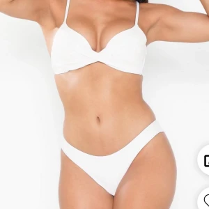 Brazilian bikini trosa från Nelly - Köpta på Nelly, aldrig använda pga fel storlek!!! Jag kan antingen mötas upp i Haninge eller frakta. Plus 22 kr med frakt🥰