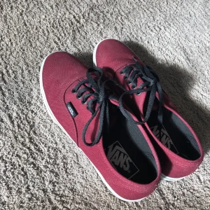 Vinröda vans - Vinröda vans i bra skick. Använda 1 gång. Kommer tyvärr aldrig till användning då de är en storlek för stora för mig. Storlek us 5.5 vilket jag skulle säga är cirka 36-37. Frakt tillkommer🌟
