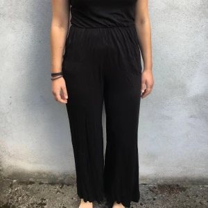 Byxdress - Mysig och snygg svart byxdress 