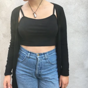 Svart kofta - Bra att ha. Basplagg. Funkar alltid. Frakt tillkommer (kolla gärna in resten av mina kläder så går de på samma frakt). 