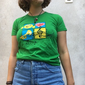 Kul grej - Tröja från en brassbandsfestival jag var på som barn.  Tycker den gör en glad för den har mkt färg. Hade flera. Kolla gärna in fler av mina plagg, så går de på samma frakt :)