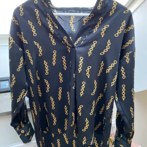 Zara blus - Fin blus i glatt tyg med guld detaljer. Nypris 399, använd väldigt få gånger. Storlek xs men mer som S. Köparen står för eventuell frakt, kan mötas i Göteborg/Kungsbacka. 