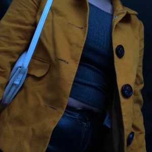 Svinball senapsgul blus - Senapsgul blus i 60tals stil, som verkligen sticker ut och gör outfiten fulländad!:)) om ni bor i göteborgstrakten möts jag gärna upp, annars står köparen för frakten:)))