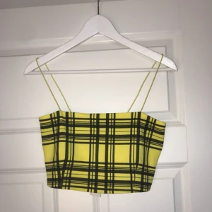  - Croptop från Nelly, aldrig använd💛