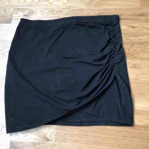 Svart, basic kjol från H&M. DM om du har någon fundering!💗✨