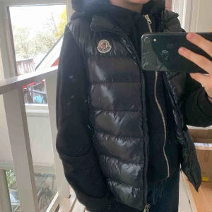  - Jag säljer min moncler väst för 3000kr, den är svart, glansig i storlek 2, sitter som en small ungefär. Den är köpt i julas och bara använt ett par fåtal gånger och är i mycket fint skick😊