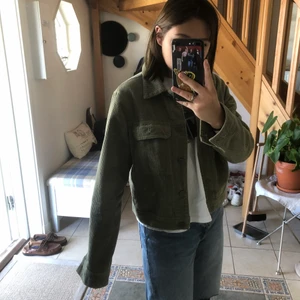   Manchester jacka strl S/M - En fin Manchester jacka, använd sparsamt. Passar bra på mig som är en S/M i storlek.