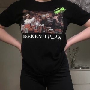 T shirt ifrån zara! - En cool svart t shirt med ett snyggt tryck på! Strl s. Samma skick som när jag köpte den, 150kr. Köparen står för frakten