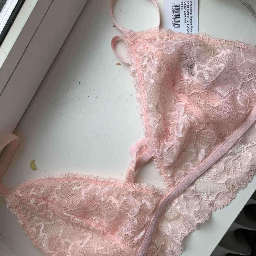 Ljus rosa bralette ifrån nakd. Storlek L skulle säga mer som en M. Säljer pågrund av att den är för liten för mig. . Övrigt.