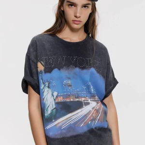 T-shirt  - Cool t-shirt från Zara köpt i december . Bara använd 1 gång och i bra skick . 🥰