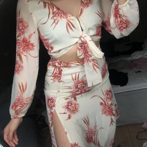 Set - Super fint set med blus och kjol. Använt 1 gång. Kjolen är snedskuren och har slits. Nypris : båda för 600.  Säljer båda för 300 eller en för 170. Toppen är storlek 38, och kjolen 36 men passar mej som är en M.