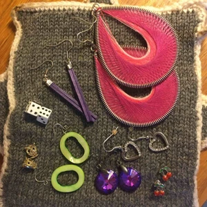  - Gulliga örhängen i olika stilar, diskuterbart pris, köp ett par eller köp tillsammans för klumpsumma + frakt eller möt upp mig🥰 Hör av dig! | Sålda: runda lila, silverhjärtan