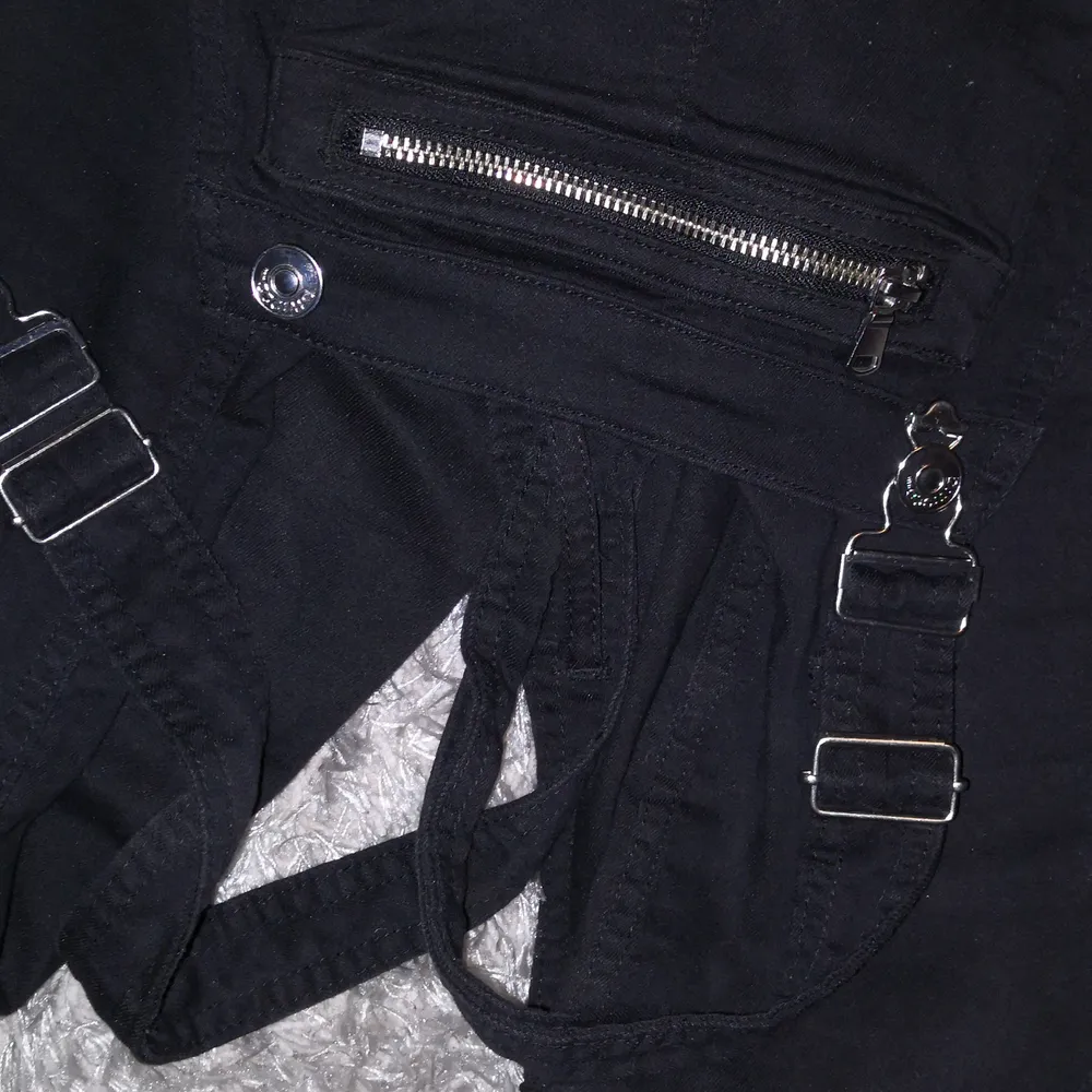 Ett par svarta hängselbyxor, använd ett par fåtal gånger. Stl S. . Jeans & Byxor.