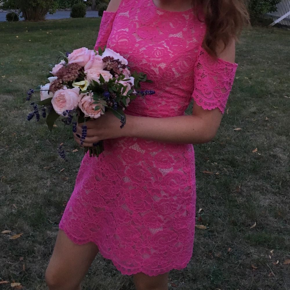 Underbar slutsåld rosa klänning med blommigt mönster från Oasis, bra skick och endast använd en gång 🌸 Storlek: 34 Nypris: 700 kr. Köparen står för frakt!. Klänningar.