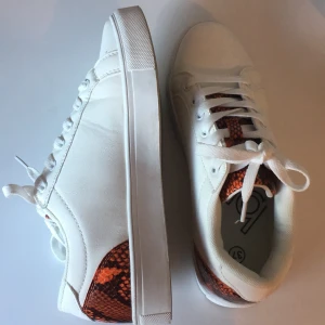 Vita orm sneakers - Jätte snygga vita sneakers med orm detalj