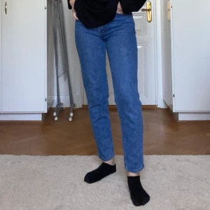 Levis jeans  - Ett par fina Levis jeans jag köpte på humana. De passade inte jättebra på mig därför säljer jag dem💕 de är nog runt storlek 25 skulle jag tro då min storlek är 26 (fast jag är inte säker på storleken) pris 180kr + frakt som läggs på😊💕