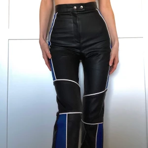 Skinnbyxor från The Ragged Priest (xs) - Coolaste skinnbyxorna (imitation) från The Ragged Priest 😈 Tyvärr för korta för mig😔 Hoppas de kan få en ny ägare som kan ge dem vad de är värda 😌💖 Köparen står för frakt och betalning via swish💓💓