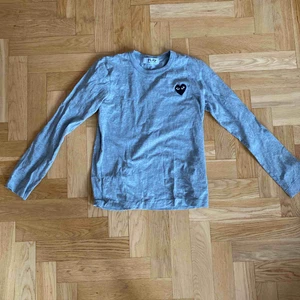 Comme des garcon - Play Comme des Garcons t- shirt långärmad. Använd 1 gång. Fint skick. Liten i storleken.