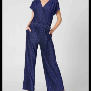  - Sååå snygg glittrig byxdress från Rut&Circle. 263kr inklusive frakt. Storlek S.   