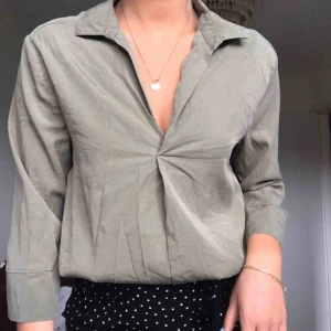  - Grön blus med fina knappar i ryggen 👔💚
