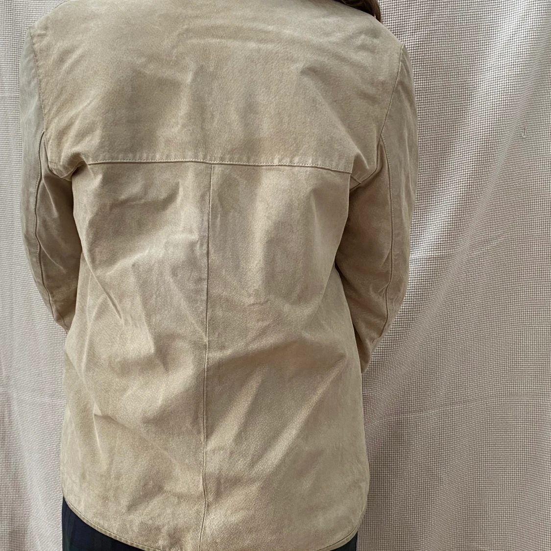 Snygg jacka i beige med detaljer  - 90