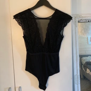 Spetsbody Vero Moda - Säljer nu denna jättefina spetsbody från Vero Moda som varit väldigt populär länge, den är V-ringad både fram och bak men med spets som ändå täcker där fram, har bara använts 2 gånger så i väldigt bra skick 🤍 om den ska fraktas ligger frakten på 59kr 