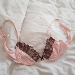 Bh 💋 - Superduper söt bh från BODY i storlek 75B 💋🍭😜 Man kan ju inte annat en att älska den brun/rosa meschen? 😍 Desvärre kommer den inte till andvändig, så är väldigt sparsamt andvänt. Liiiiiite missfärgat på bygeln men annars är den i toppskick 😛