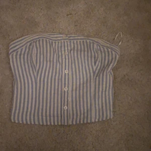 Crop top - Super söt Crop top från hollister. Nästan aldrig använd och är i jätte bra skick. Säljer pga att den tyvärr är förliten;(