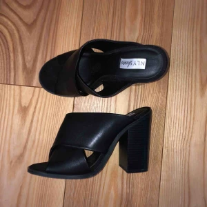  - Superfina svarta klackar från Nelly/NLY shoes. Knappt använda. Klacken är ca. 7 cm hög.   Frakt tillkommer eller mötas upp i Västeråsområdet. 