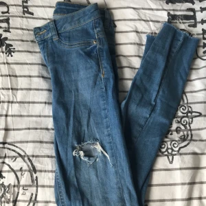 Blue Jeans👖 - •Ett par slitna byxor i ljusblå färg från Gina Tricot.     •I strl XS.                                                           •Använda flera gånger men fortfarande i bra skick. Frakten ingår! 