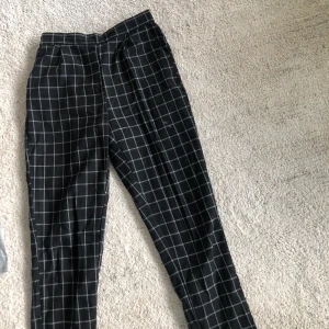 Rutiga kostymbyxor  - Svart och vit rutiga kostymbyxor. Mycket sköna och fortfarande i bra skick. 