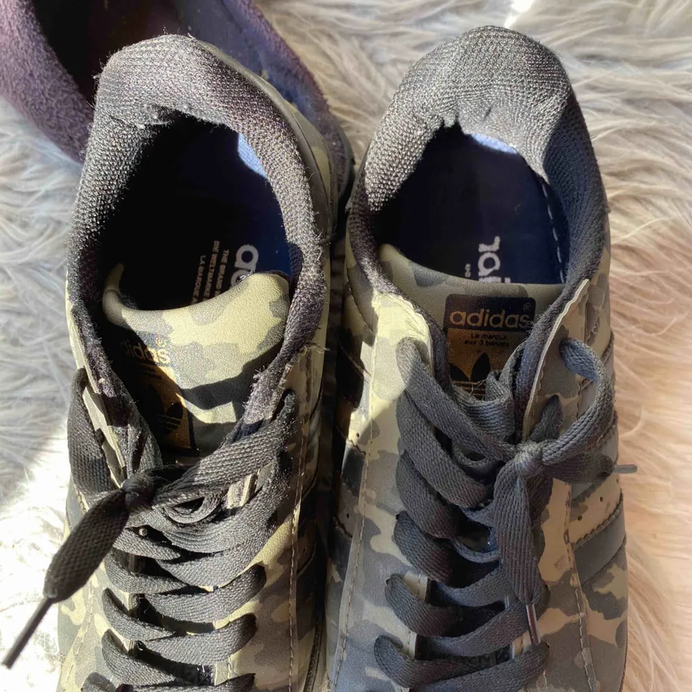 Adidas superstar skor i militär print. AAA-kopia som köptes i TURKIET för flera år sedan. Använts max 5 gånger och har ingen hål, fläck ellr något.. Skor.