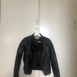 Chiquelle skinnjacka  - Storlek 36 som motsvarar XS/S. Använd runt 2 gånger 