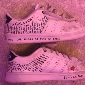  - adidas skor som jag har ”designat”. Använda i bra skick, lite smutsiga men något som jag självklart tvättar bort så gott det går innan jag skickar dom☺️Det är Miriam Bryant och Håkan Hellström texter skrivna på skorna🥺