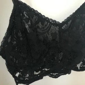SpetsBh ⭐️ - Säljer min spetsbh ifrån Vila i storlek M! Knappt använd. Justerbara band och den träs över huvudet, alltså inga spännen där bak! Frakt 42kr 🌸