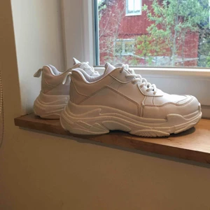  - Vita sneakers från Nelly.com, använda fåtal gånger, säljer pga ingen användning. Randigt extra skosnöre tillkommer (se bild nmr 3) 
