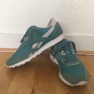 Turkos Reebok sneakers. Använda men i bra skick. Är storlek 37 men känns mer som 37,5/38. Köparen står för porto eller möter i Malmö 🌸