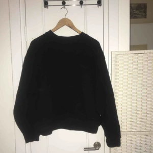 - Superskön svart tröja, bred och ganska kort i magen. 